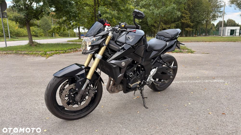 Suzuki GSR - 8