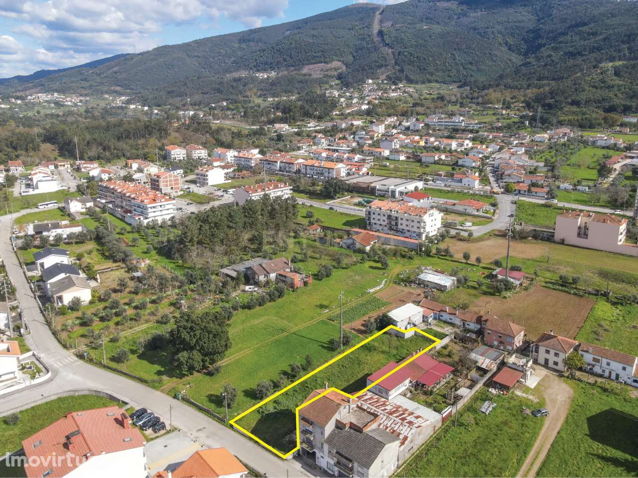 Terreno para construção - Próximo do centro da vila - Grande imagem: 3/8