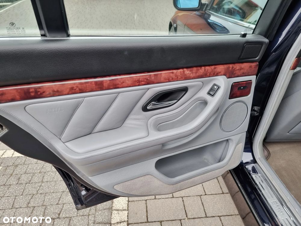 BMW Seria 7 750i - 8