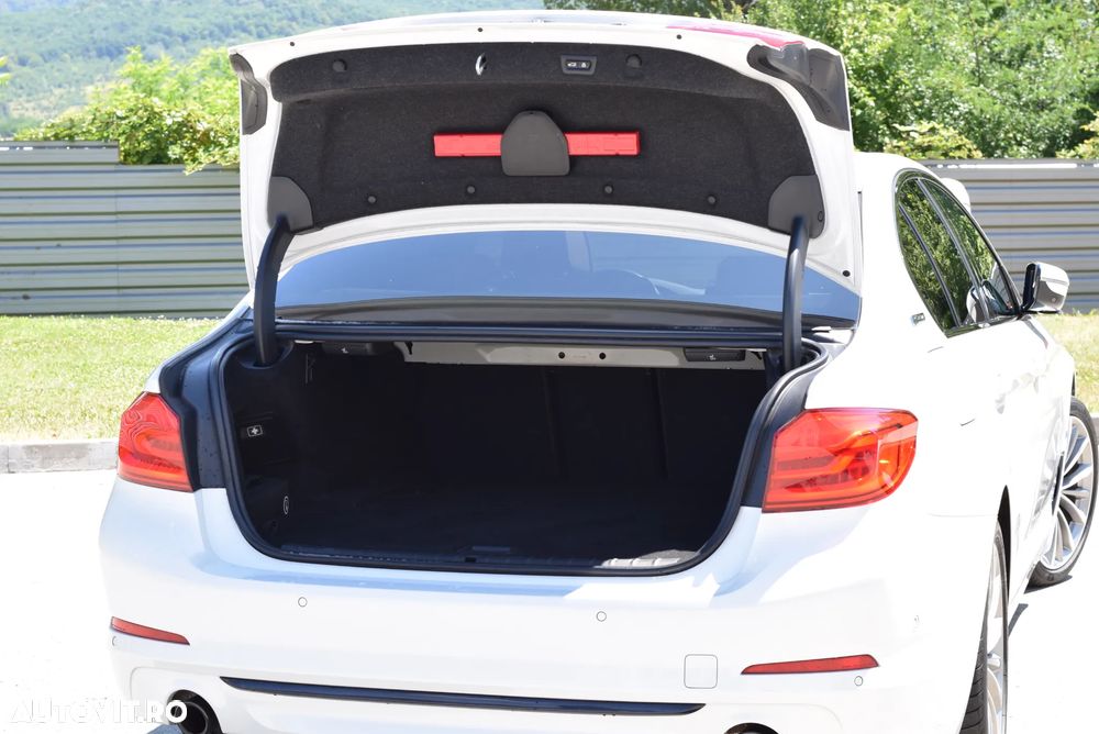 BMW Seria 5 530e Aut. - 29