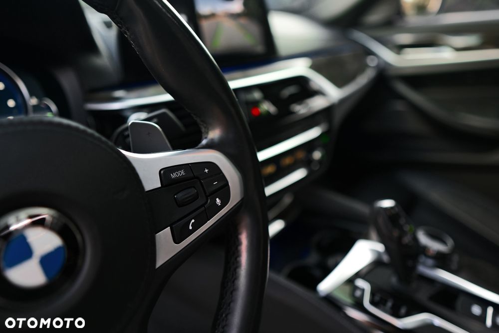 BMW Seria 5 M550i xDrive sport - 26