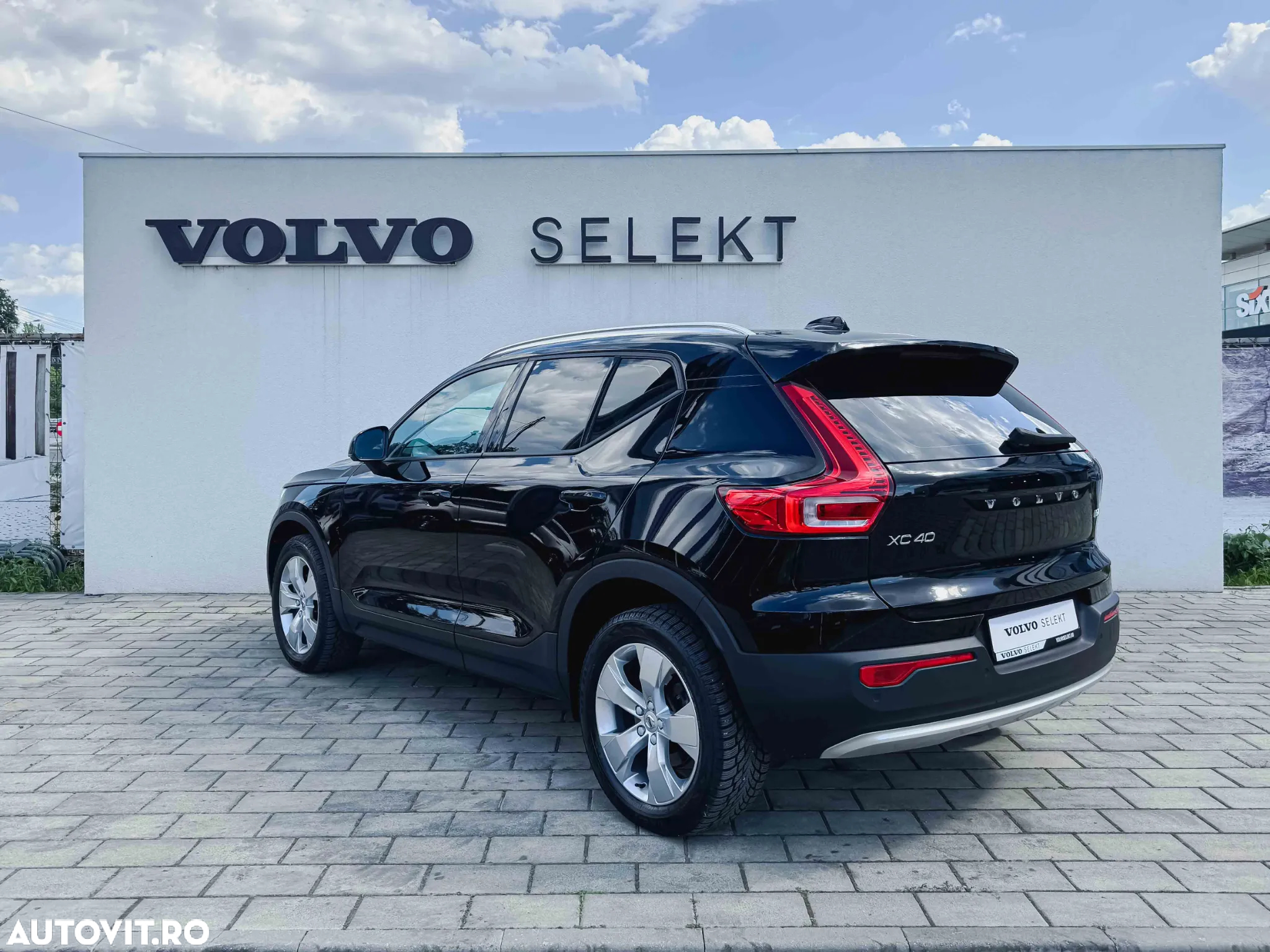 Volvo XC 40 B4 AT8 AWD Mild Hybrid Momentum Pro - 4