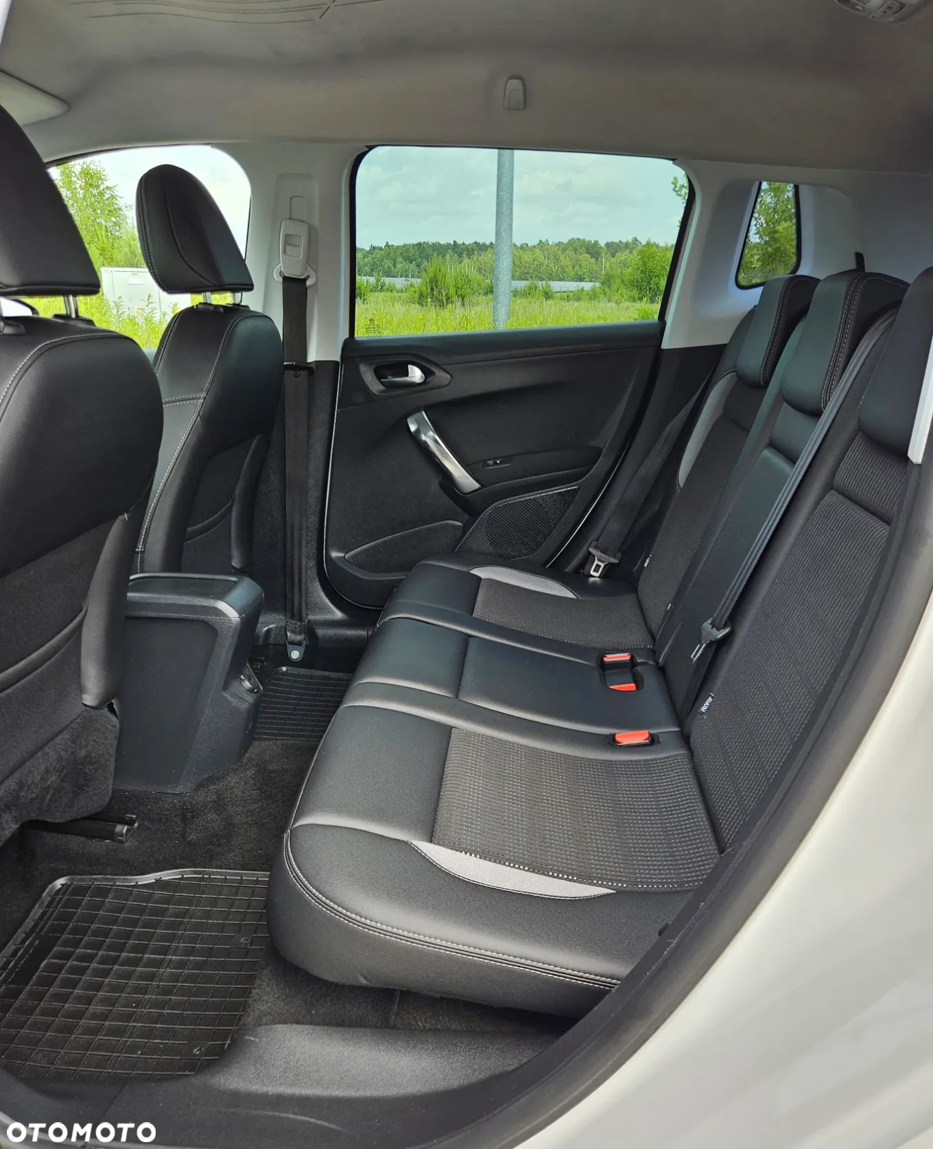 Peugeot 2008 1.6 e-HDi Allure S&S - 8