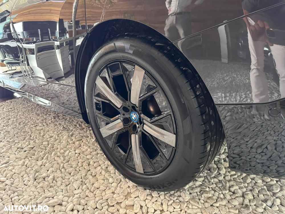 BMW iX - 8