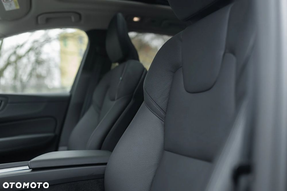 Volvo XC 60 B4 D AWD Plus Dark - 11