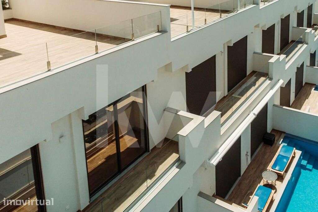 Moradia T3 geminada com linhas contemporâneas, com Piscina e carport n - Grande imagem: 5/44