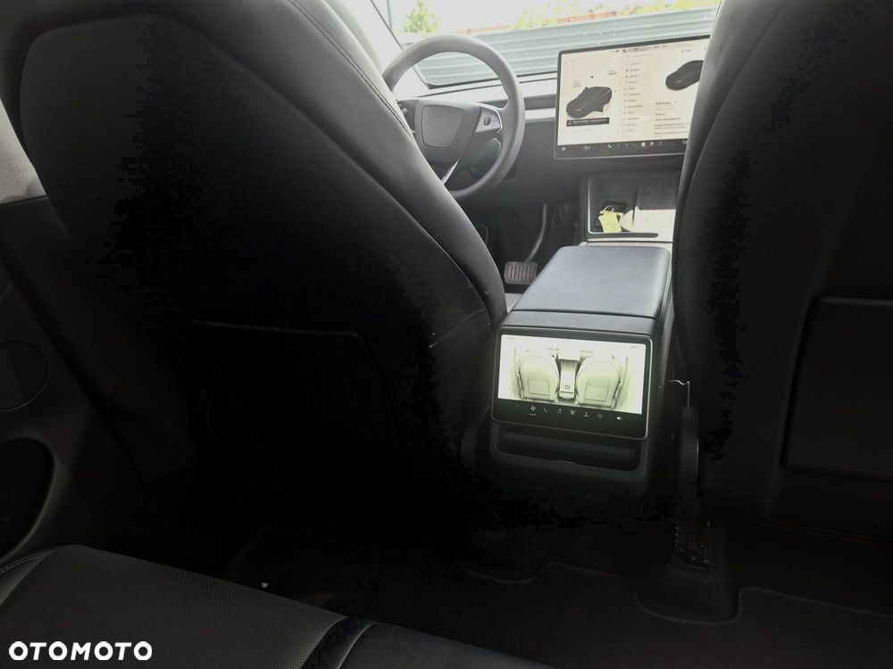 Tesla Model Y Long Range AWD - 8