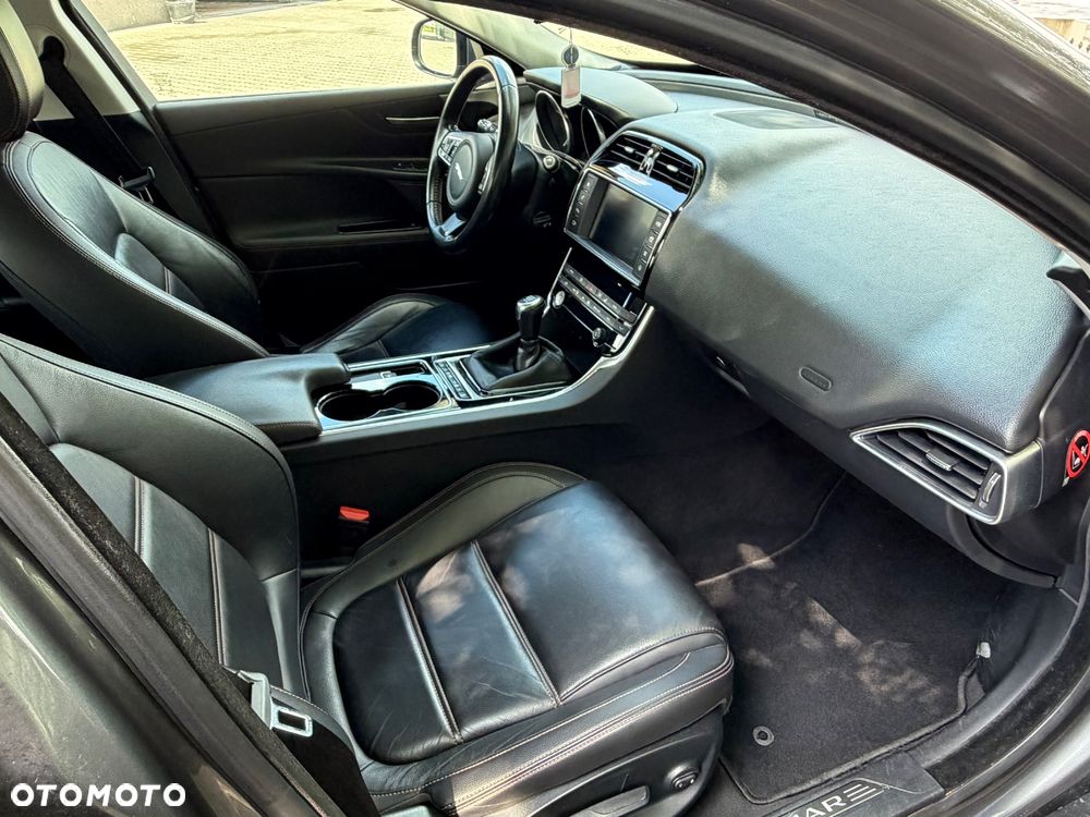 Jaguar XE 2.0 D Portfolio - 12