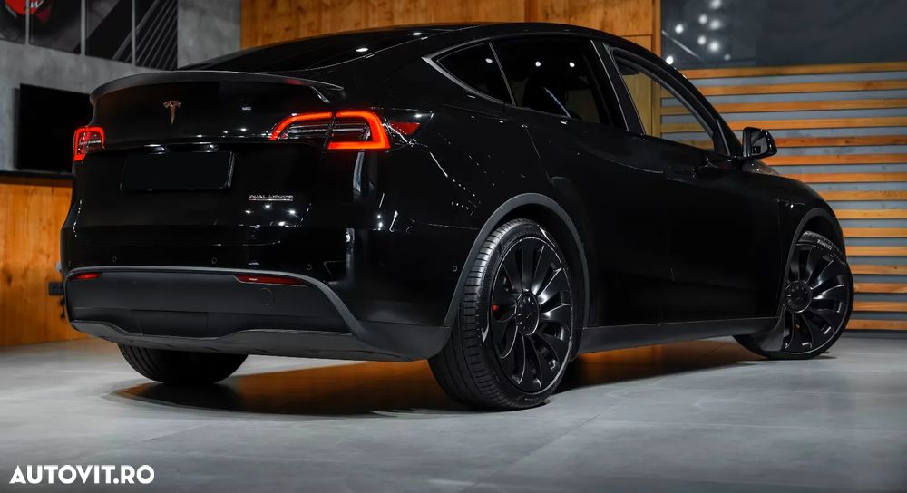 Tesla Model Y - 8