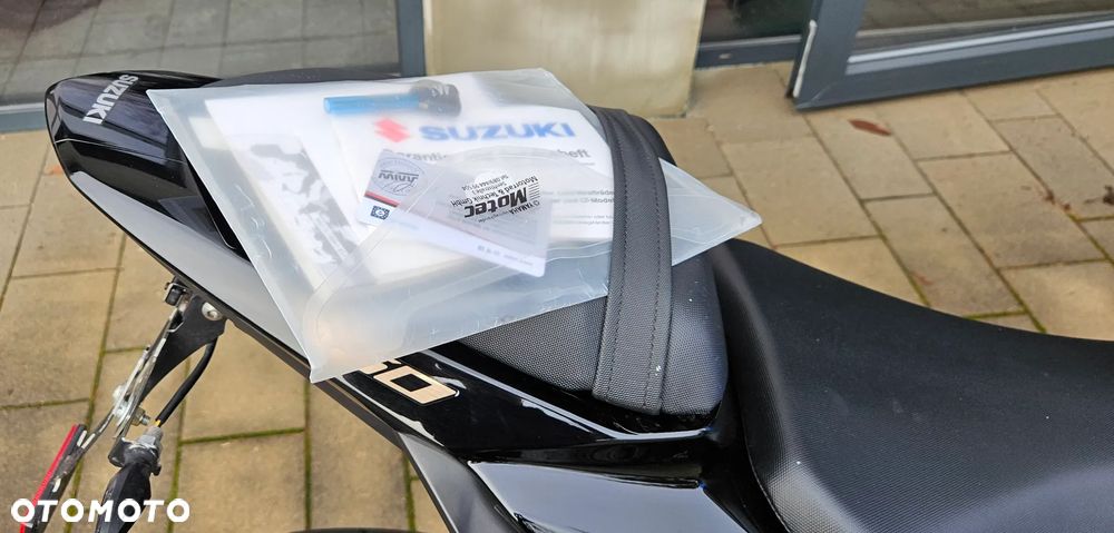 Suzuki GSR - 12
