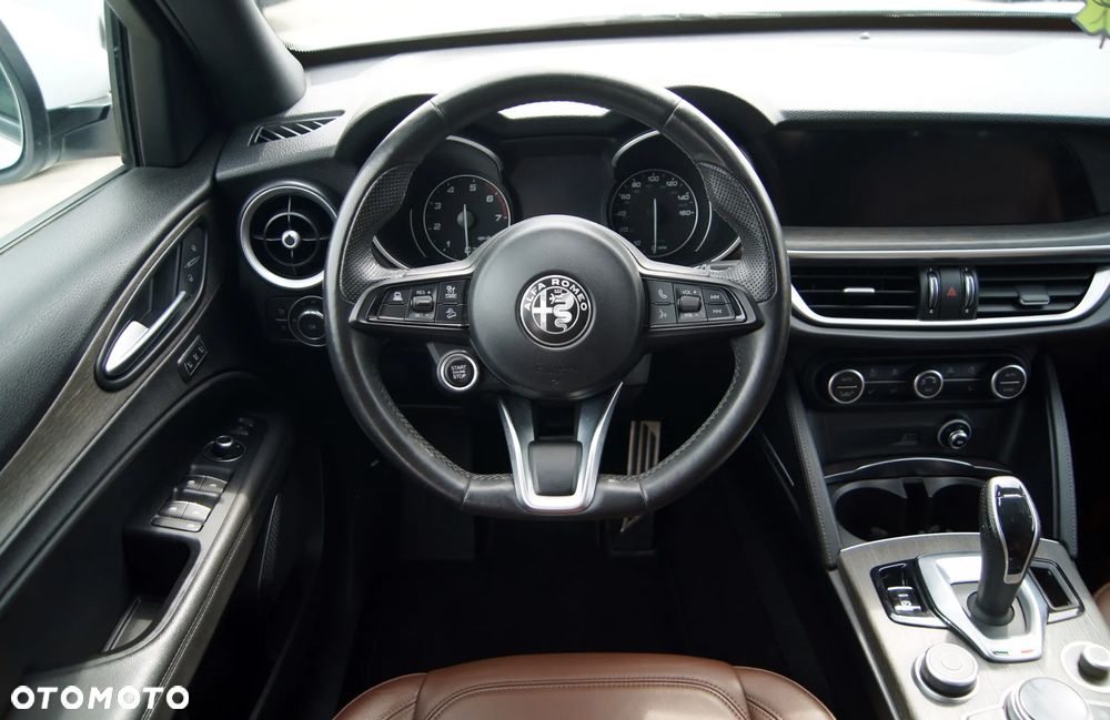Alfa Romeo Stelvio 2.0 Turbo 16V AT8-Q4 Ti - 14