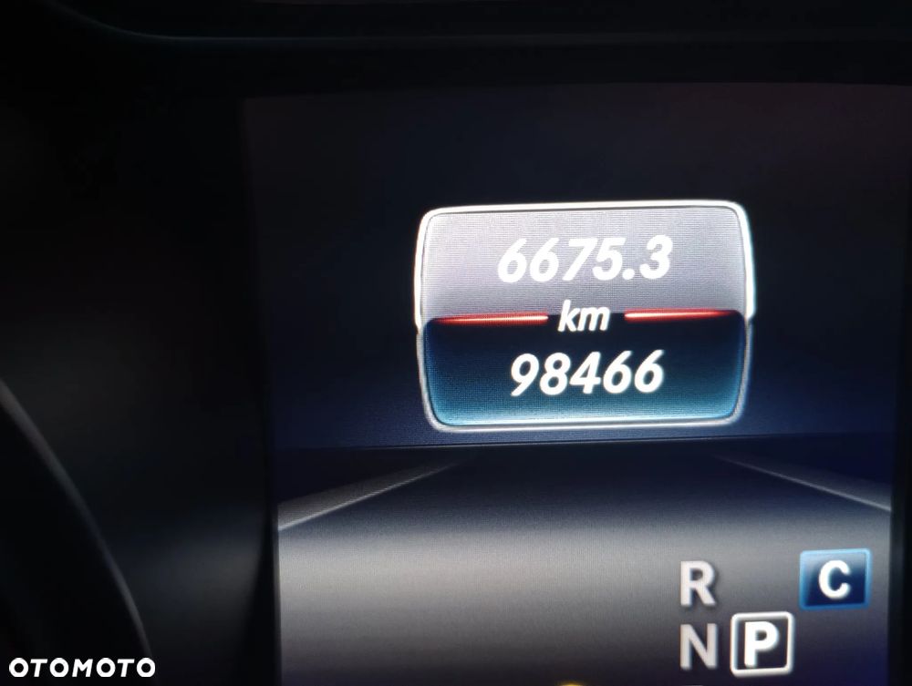 Mercedes-Benz GLA 200 7G-DCT - 15