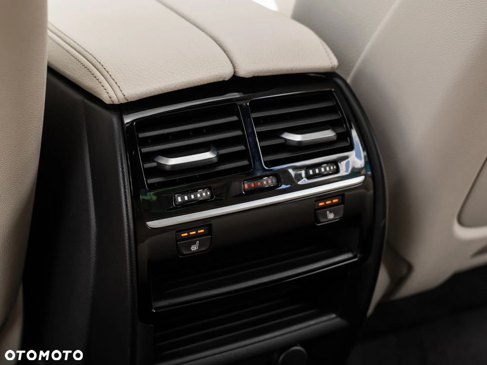 BMW Seria 5 M550i xDrive - 29
