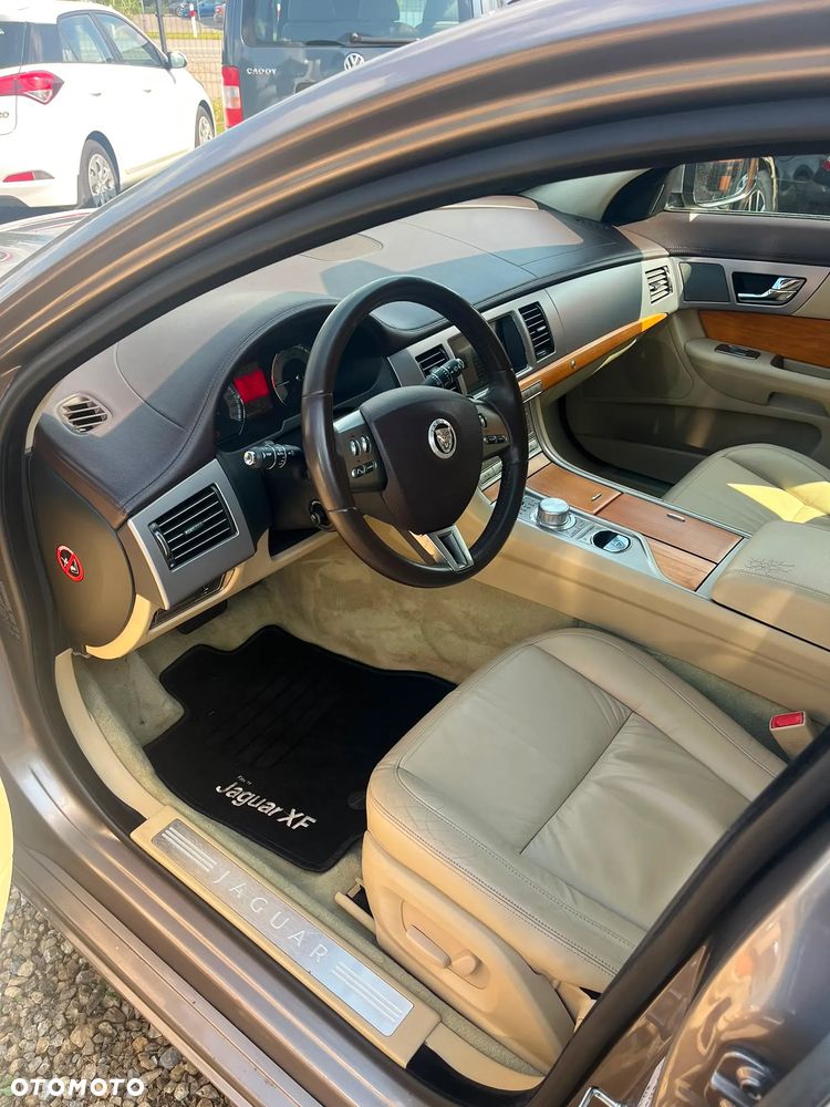 Jaguar XF 3.0 V6 D Luxury - 11