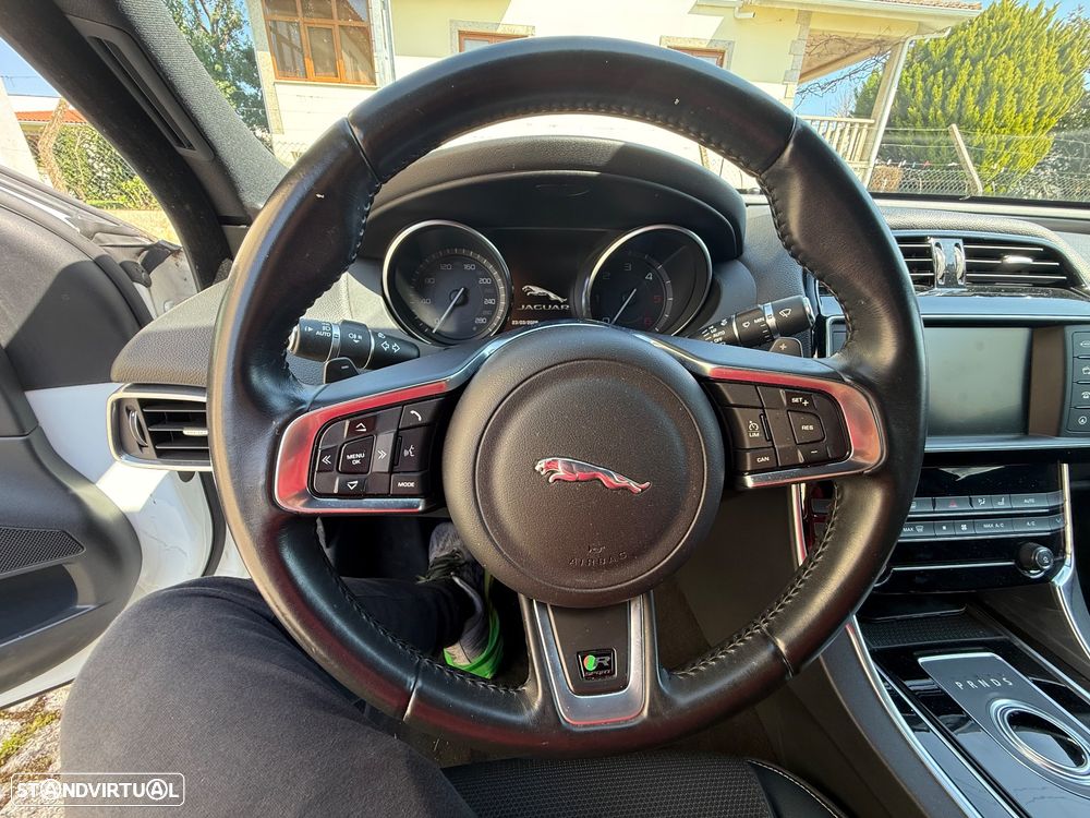 Jaguar XE 20d AWD Aut. R-Sport - 13