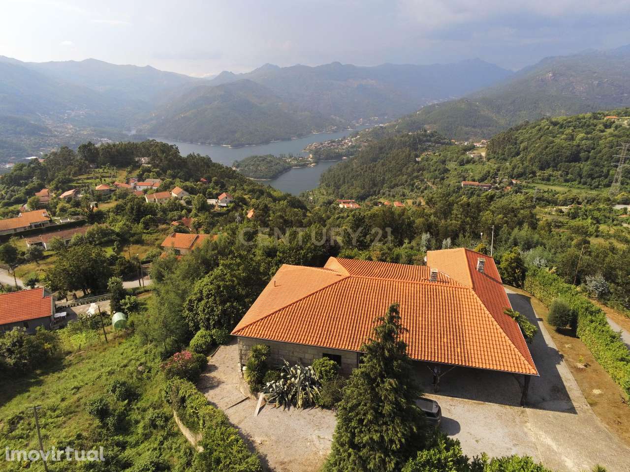 Casa com grandes áreas no Gerês com piscina e vistas sobre o rio - Grande imagem: 2/45