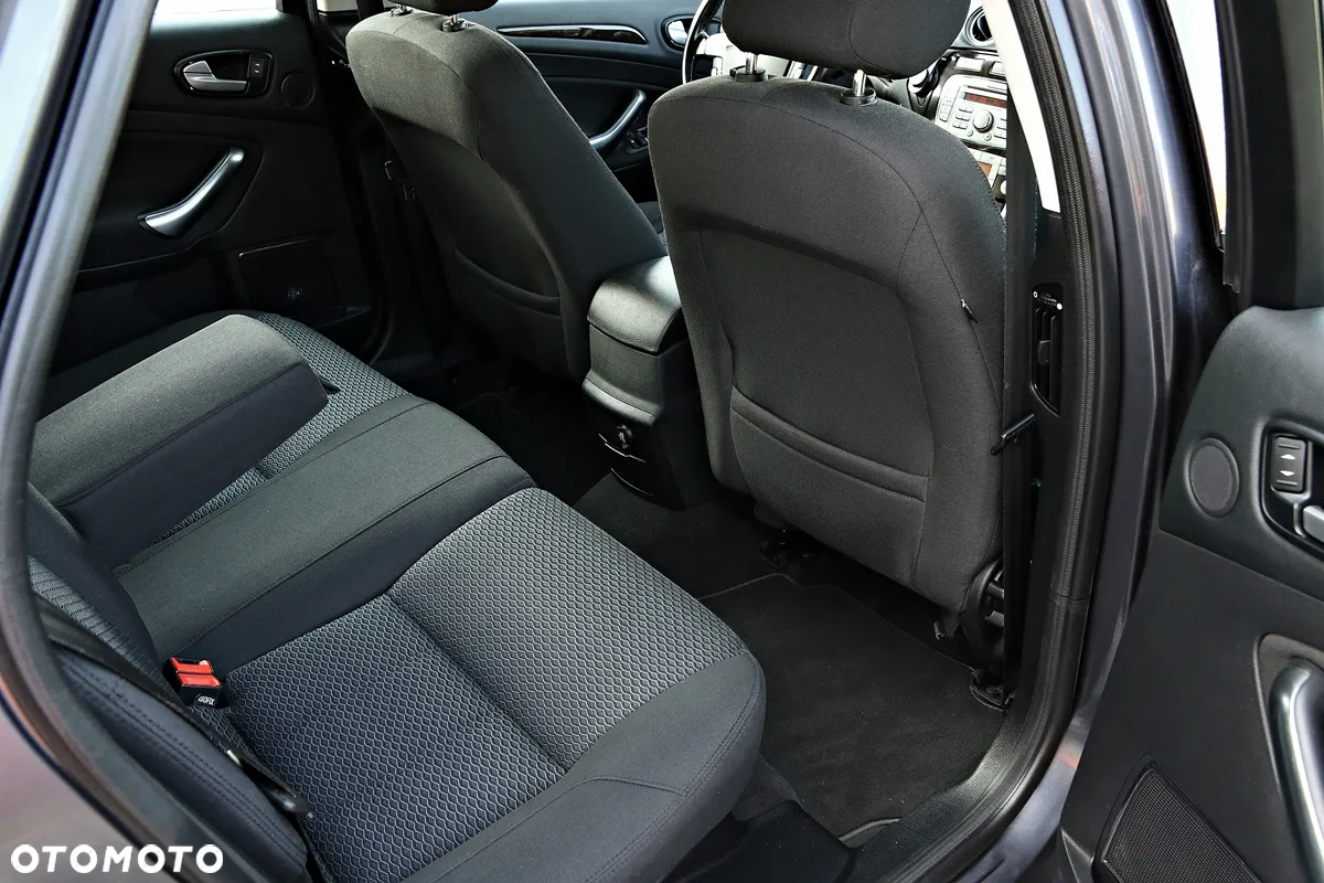 Ford Mondeo 2.0 Ghia - 36