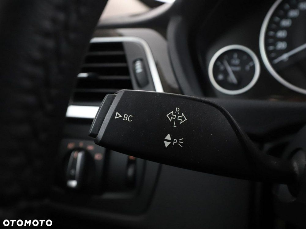 BMW Seria 3 318d Luxury Line - 33