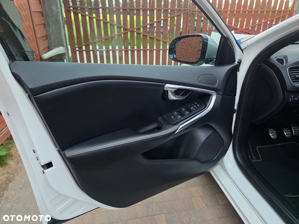 Volvo V40 D2 R Design - 33