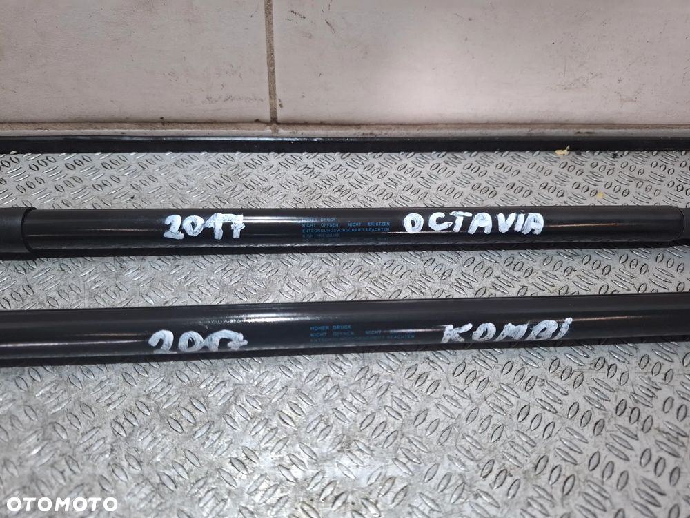 Siłowniki klapy tył komplet Skoda Octavia III kombi Rok 2017 nr 5E9827550C - 2