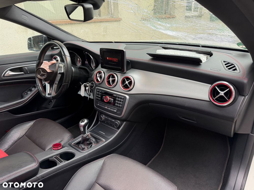 Mercedes-Benz CLA 180 AMG Line - 23