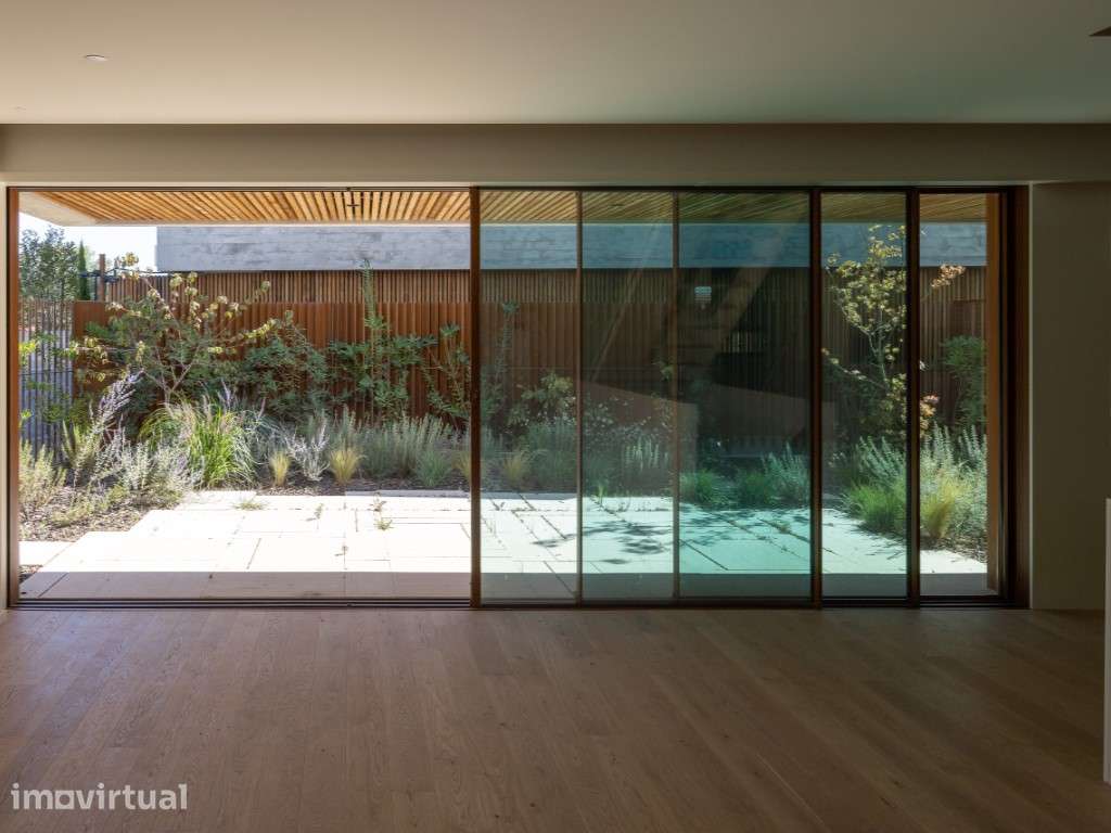 Moradia T3+1 com jardim privativo, garagem para 3 viaturas junto ao... - Grande imagem: 2/25