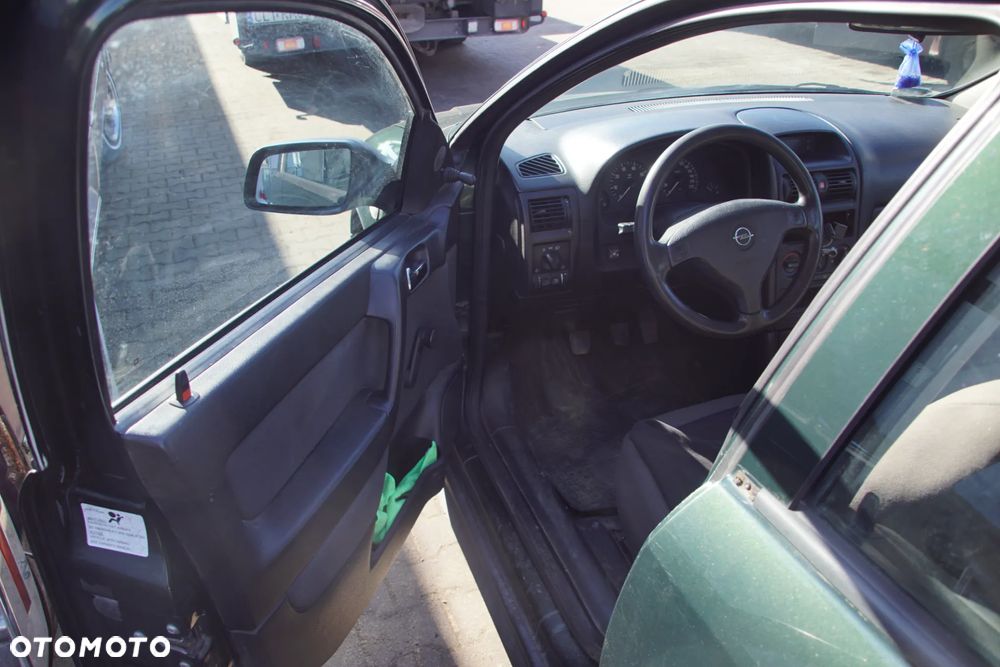 Auto na części - Opel Astra G II 1.6 8V 84 KM Z16SE F13 42U 2001R Silnik Skrzynia Drzwi Maska Zderzak Błotnik Klapa Lusterko Lampa Klamka Szyba Deska Kokpit Sterownik Moduł Czujnik Licznik Panel Kierownica - 9
