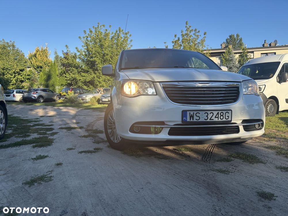 Chrysler Town & Country - 8