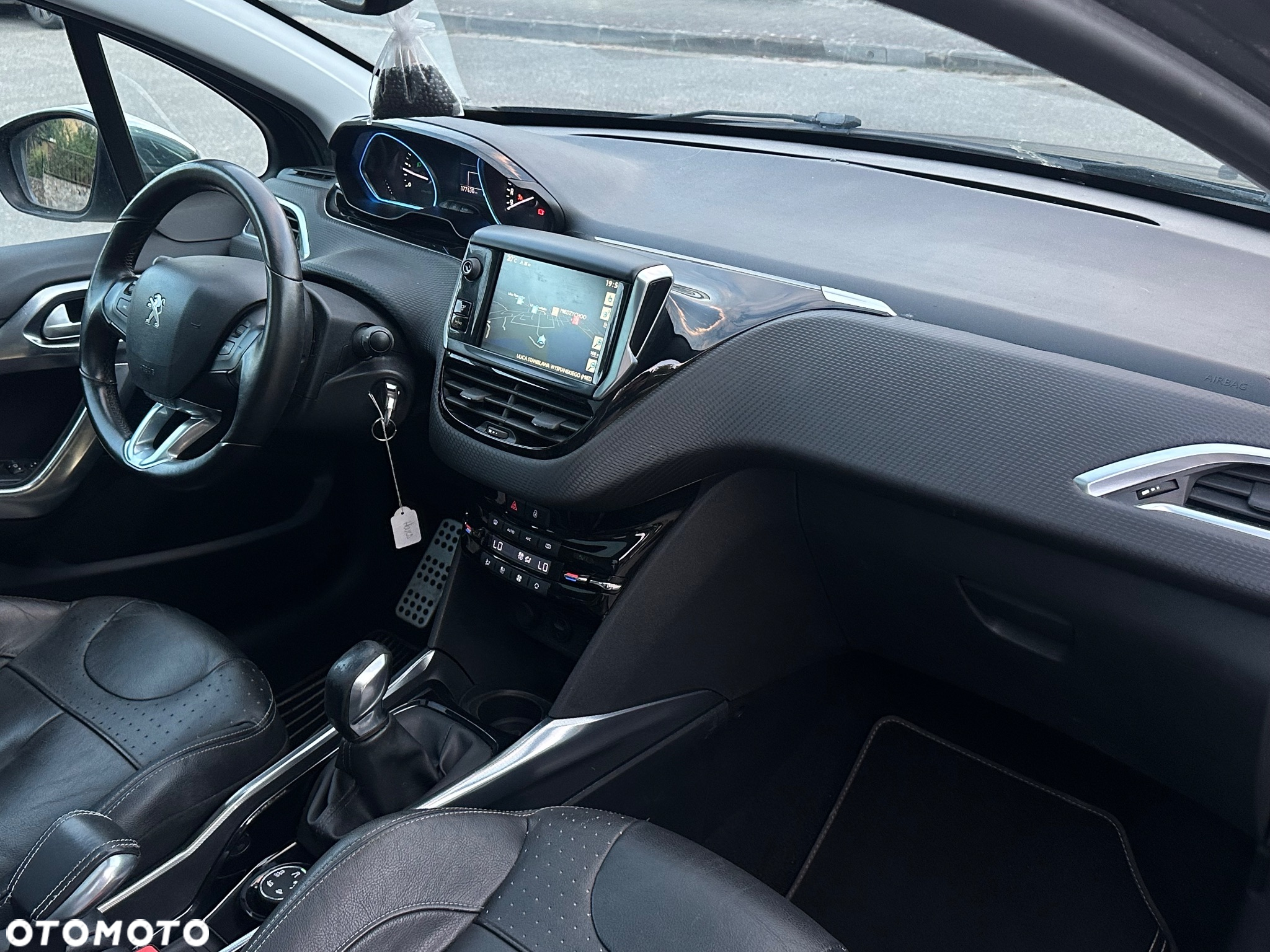 Peugeot 2008 1.6 e-HDi Allure S&S - 13