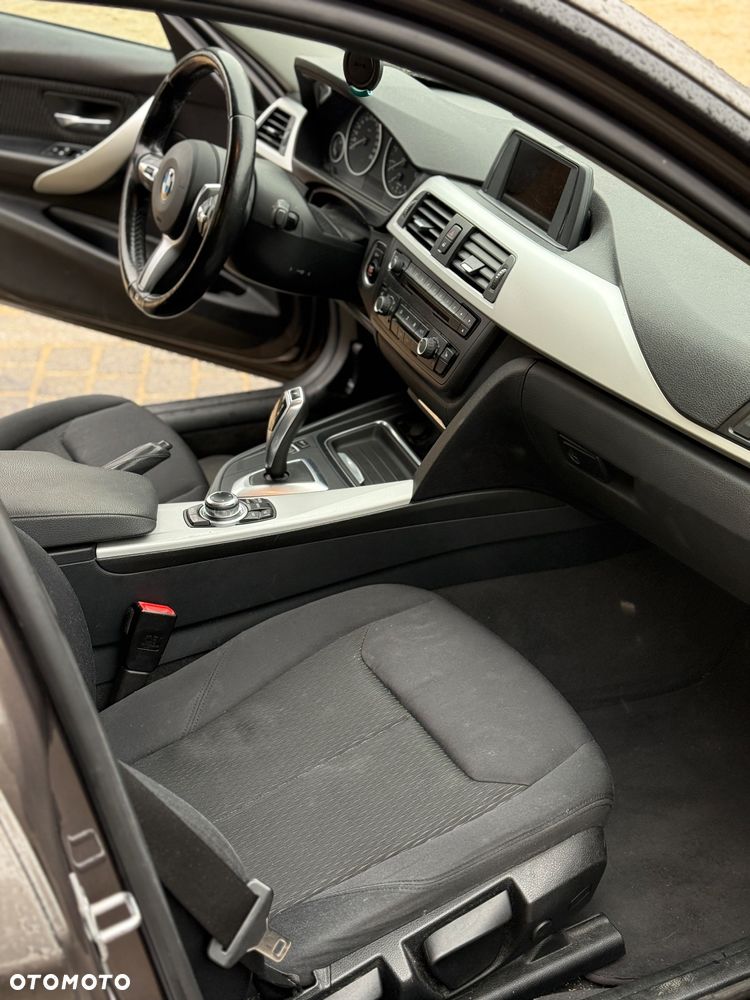 BMW Seria 3 320i xDrive - 21