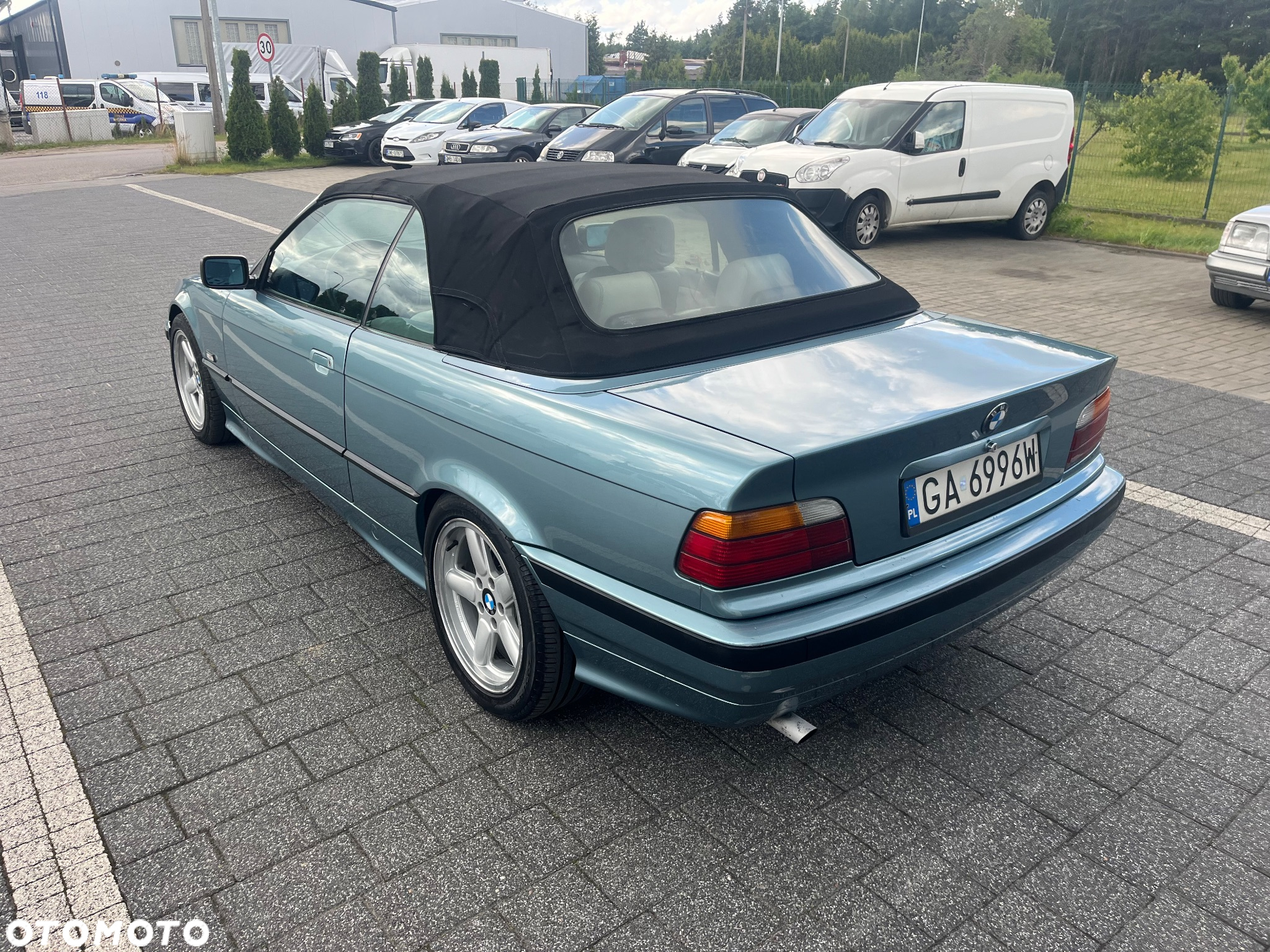 BMW Seria 3 318i Cabriolet - 32