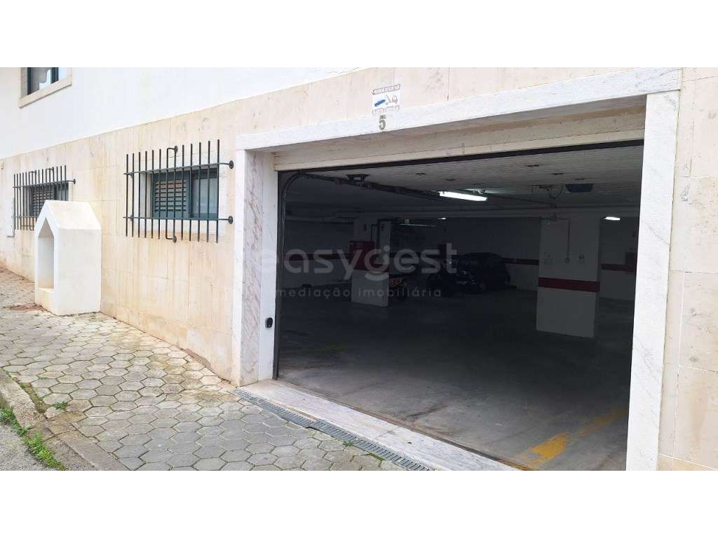 Apartamento T3 com 152 m2, com parqueamento na garagem localizado n... - Grande imagem: 3/25