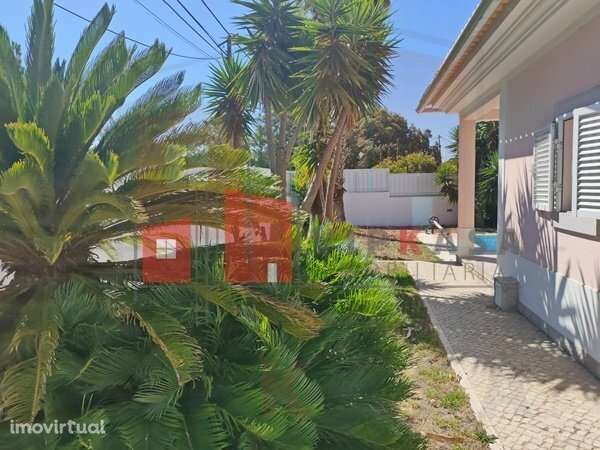 Moradia V3 + 2 em Caixas, com piscina, privacidade e segurança - Grande imagem: 2/52