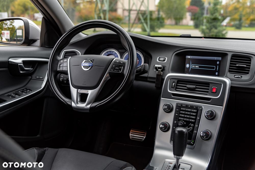 Volvo S60 D5 AWD Geartronic RDesign - 26