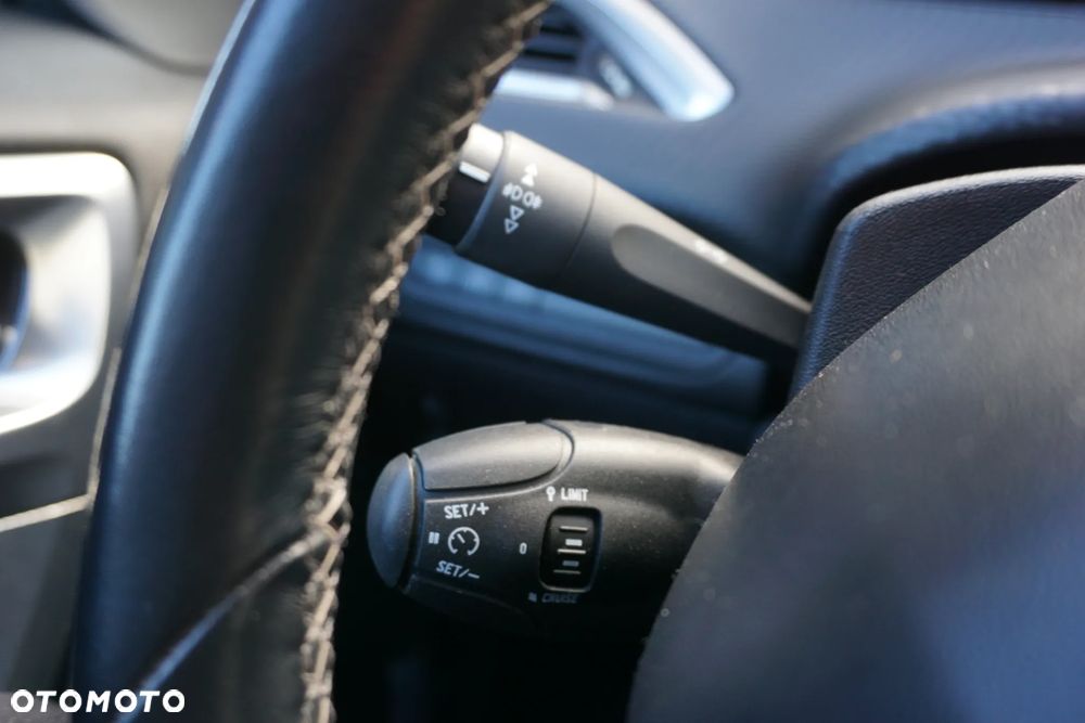 Peugeot 2008 1.2 Pure Tech Allure S&S - 19