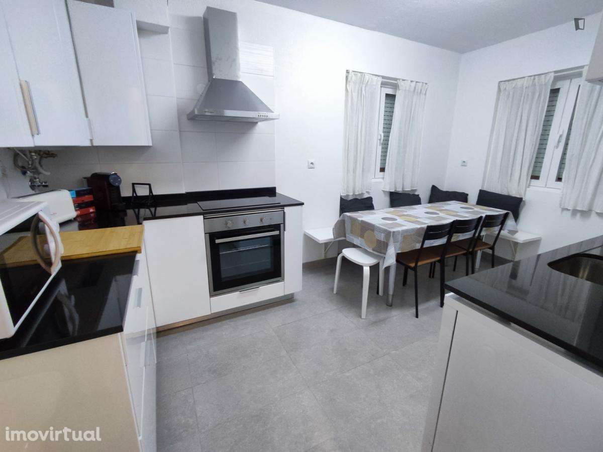 Quarto - localizado em Benfica Lisbon - Grande imagem: 2/5