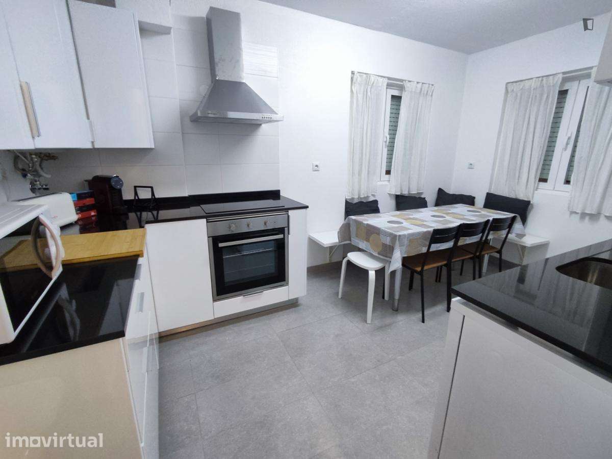Quarto - localizado em Benfica Lisbon - Grande imagem: 2/5
