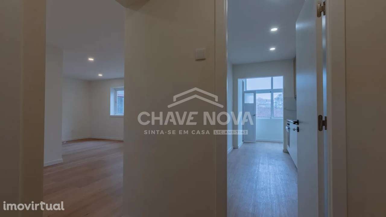 Apartamento T2+1 Totalmente renovado em Soares dos Reis - Grande imagem: 4/14