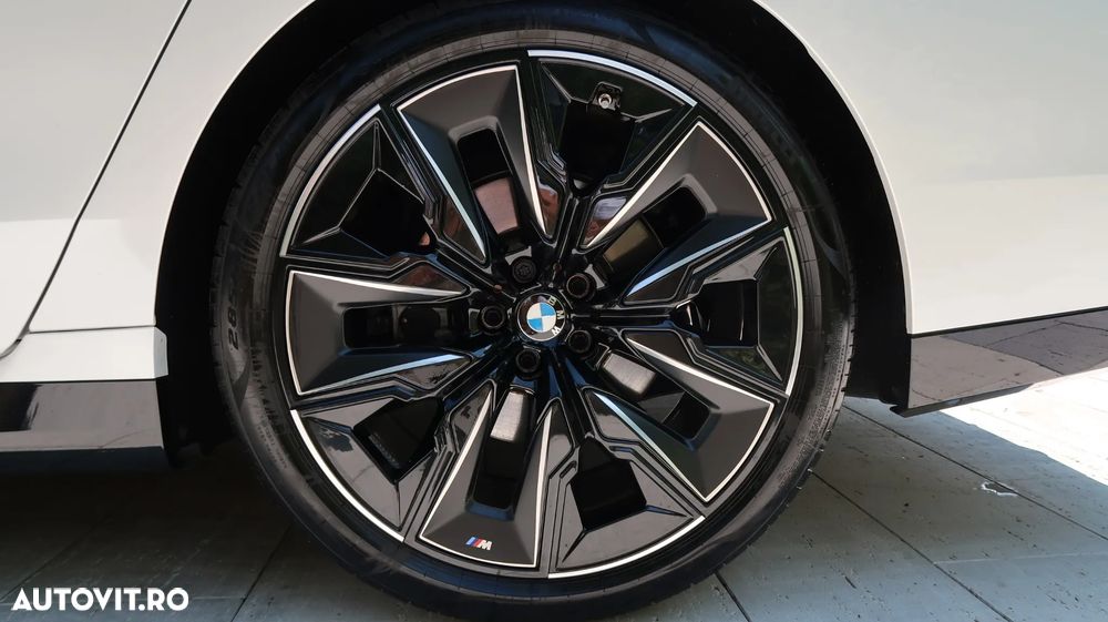 BMW Seria 7 740d xDrive MHEV - 33