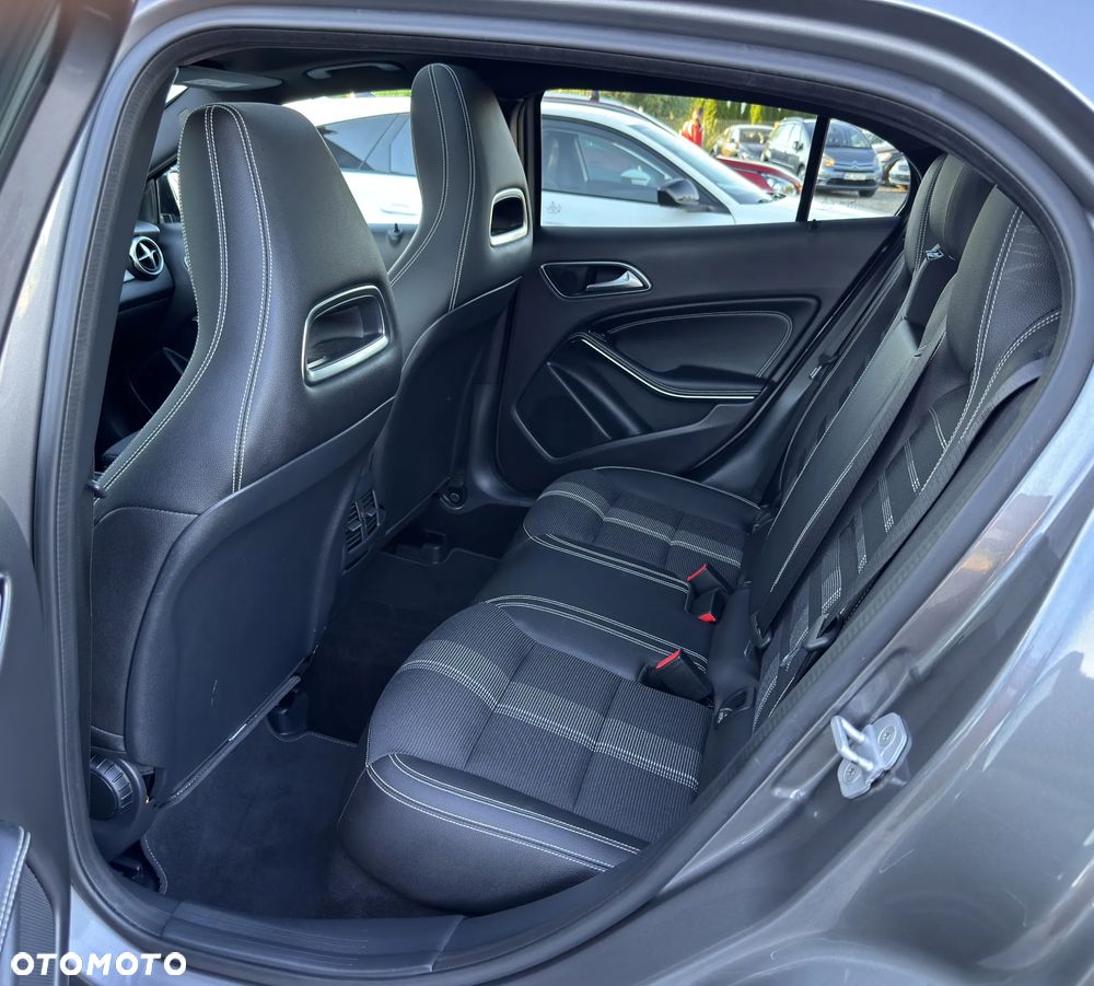 Mercedes-Benz GLA 200 7G-DCT - 29