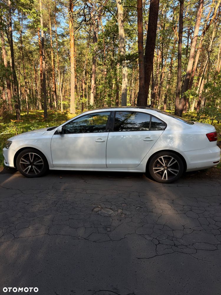 Volkswagen Jetta - 1