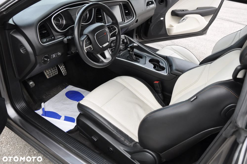 Dodge Challenger - 16