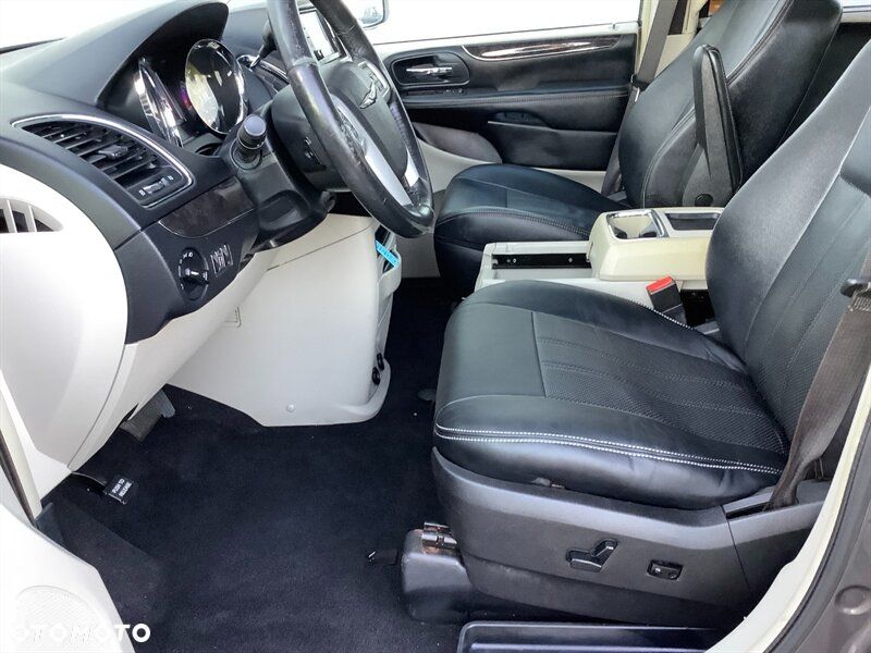 Chrysler Town & Country 3.6 Limited - 12