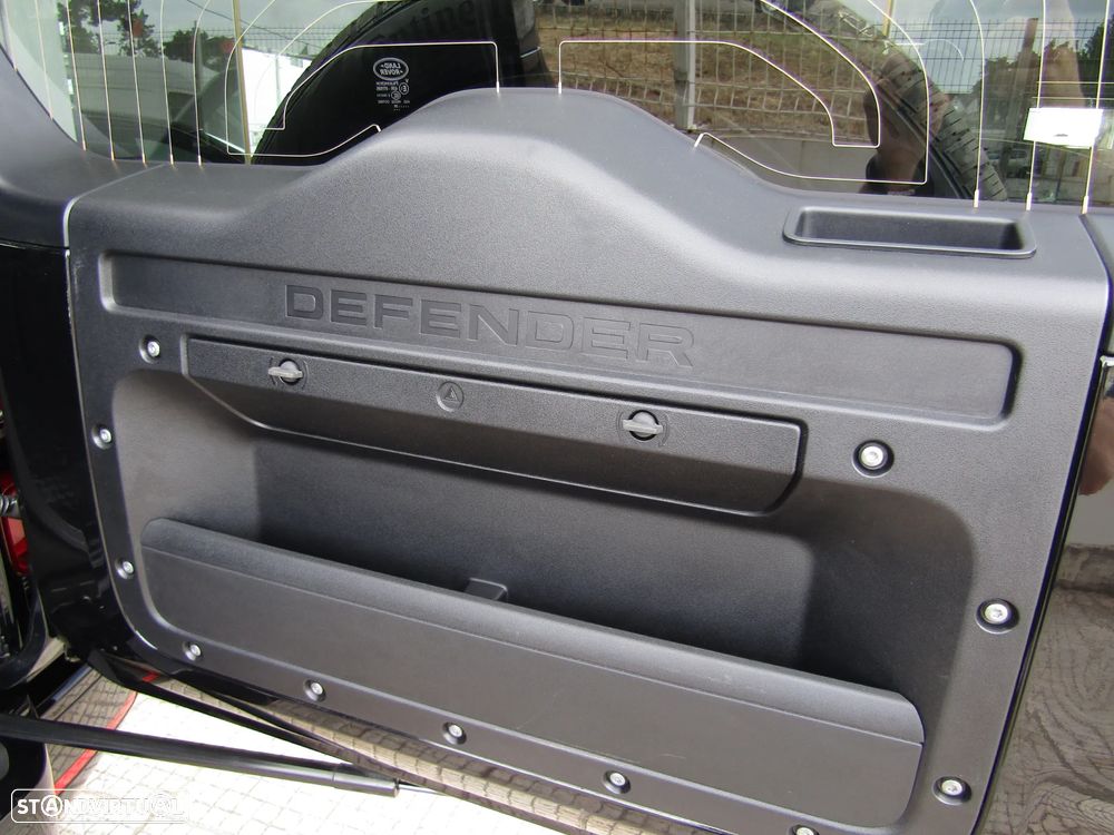 Land Rover Defender 2.0 P300e 110 AWD X-Dynamic SE - 33