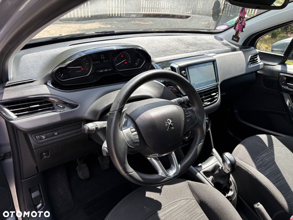 Peugeot 208 PureTech 82 Stop & Start Signature - 11