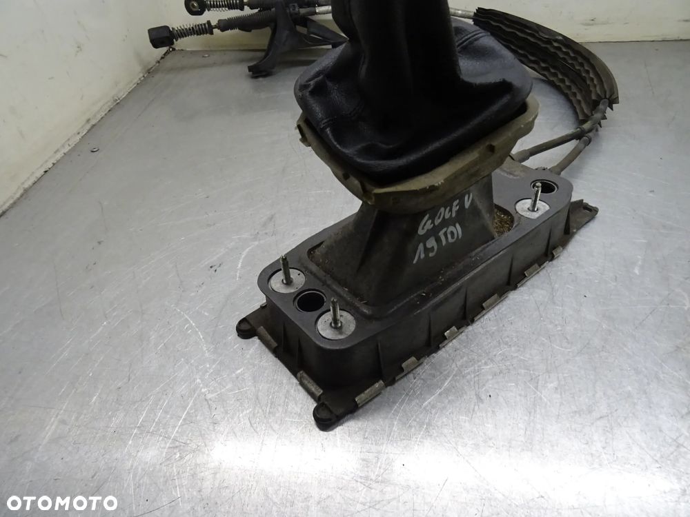 VW GOLF V 03-09 HB 3D 1.9TDI LEWAREK WYBIERAK BIEGÓW 1K0711061B - 2