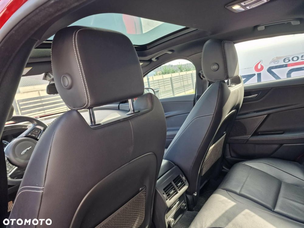 Jaguar XE S - 13