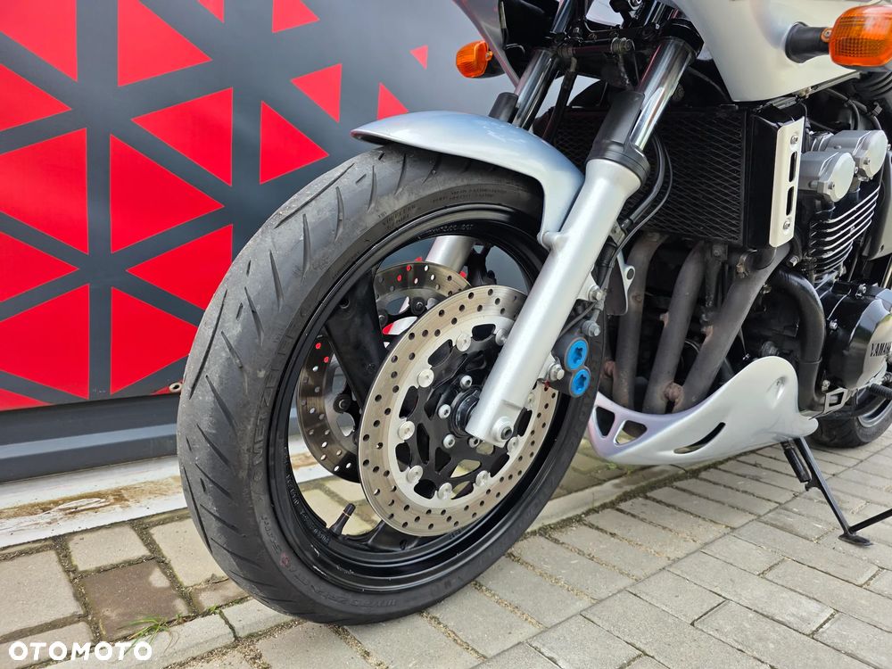 Yamaha FZS - 27