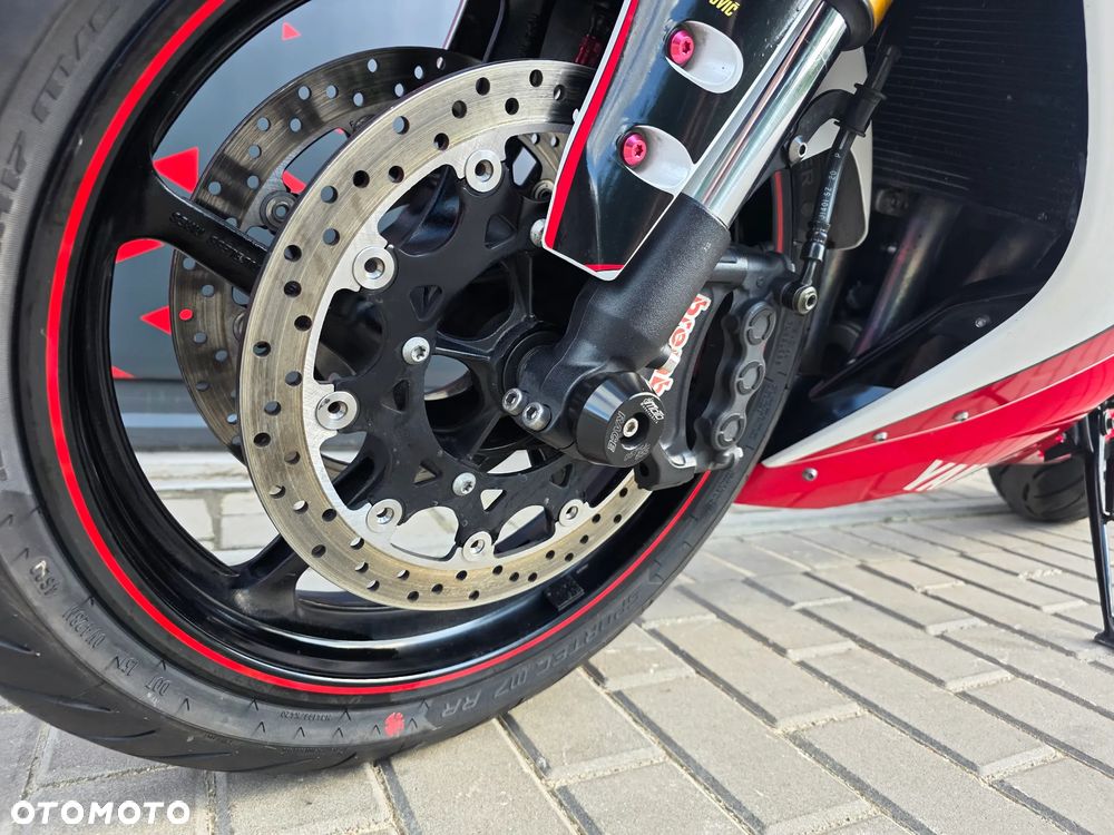 Yamaha R1 - 30