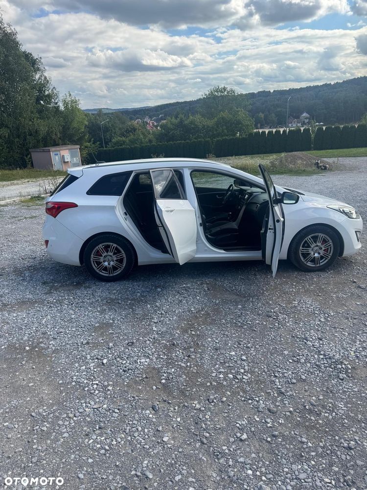 Hyundai i30 blue Kombi 1.6 CRDi Classic Navigation - 14
